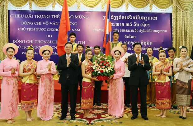 Chủ tịch nước Võ Văn Thưởng và Tổng Bí thư, Chủ tịch nước Lào Thongloun Sisoulith tặng hoa cho các nghệ sĩ hai nước biểu diễn nghệ thuật chào mừng. 