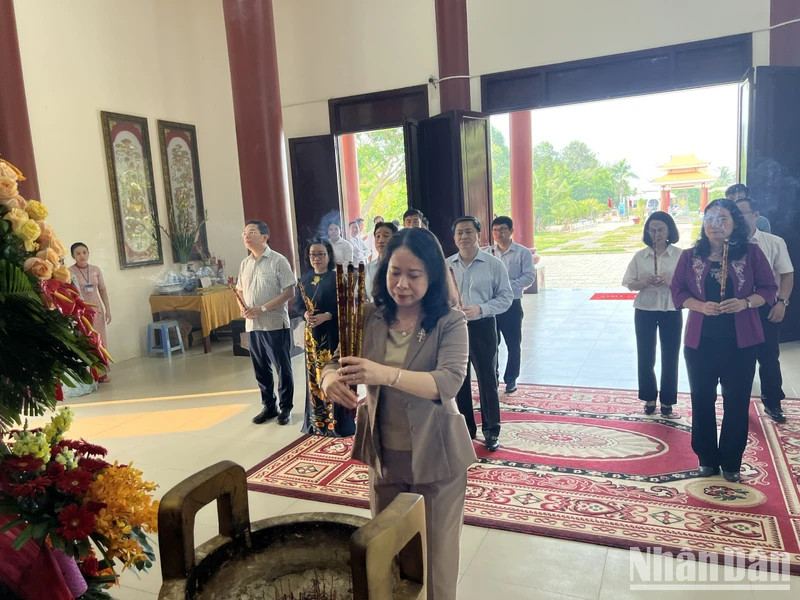 Phó Chủ tịch nước Võ Thị Ánh Xuân dâng hương tại Khu lưu niệm Nữ tướng Nguyễn Thị Định.