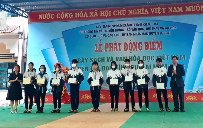 Trao quà khuyến đọc cho học sinh Trường THPT Phạm Văn Đồng. 