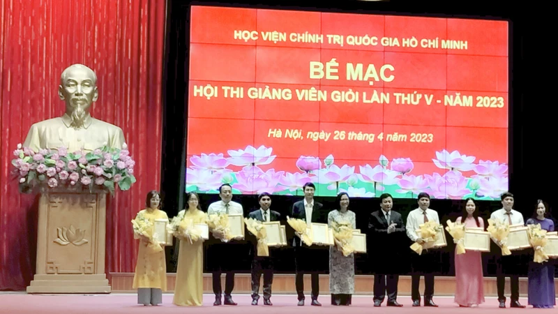 Học viện Chính trị quốc gia Hồ Chí Minh trao giải thưởng Hội thi giảng viên giỏi 