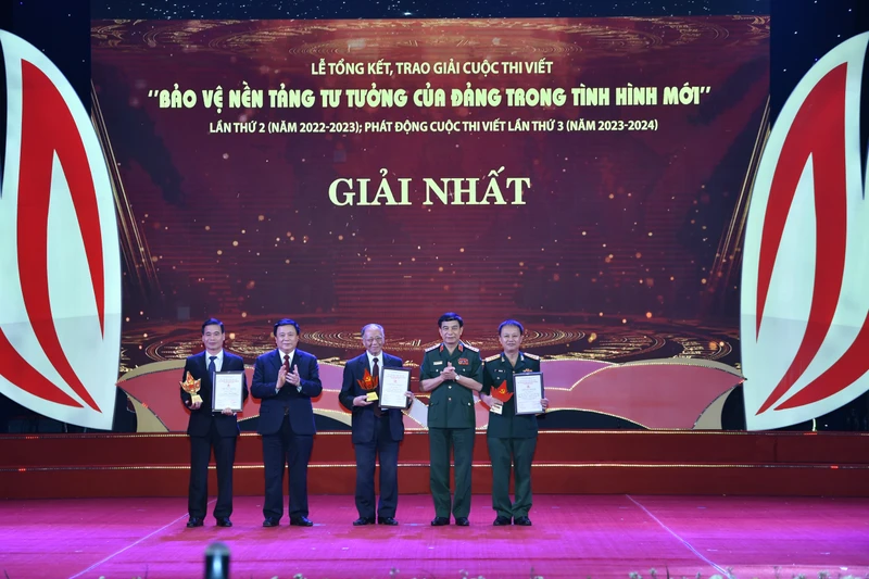 Đồng chí Nguyễn Xuân Thắng và Đại tướng Phan Văn Giang trao giải cho các tác giả đạt giải Nhất cuộc thi viết “Bảo vệ nền tảng tư tưởng của Đảng trong tình hình mới”.