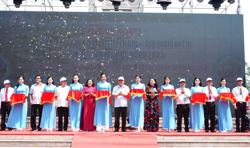 Đại biểu cắt băng khai mạc tuần lễ Văn hóa-Thể thao-Du lịch biển huyện Thạnh Phú năm 2023.
