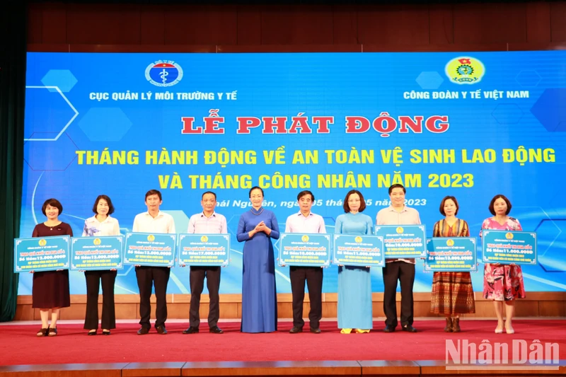 Chủ tịch Công đoàn Y tế Việt Nam Phạm Thanh Bình trao quà tới các khối thi đua, gửi tới đoàn viên có hoàn cảnh khó khăn nhân dịp Tháng Công nhân.