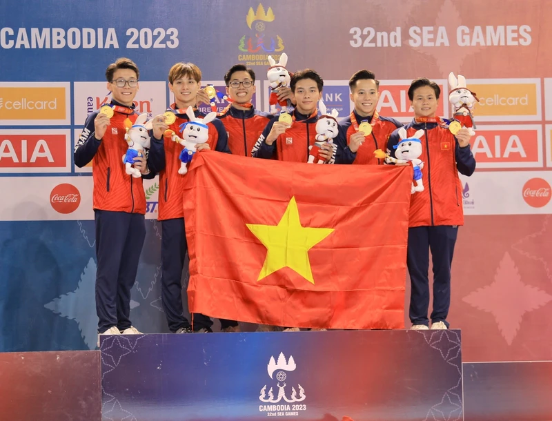 Đội tuyển Thể dục dụng cụ Việt Nam giành Huy chương Vàng SEA Games 32 đầu tiên. (Ảnh: NGỌC DIỆP)