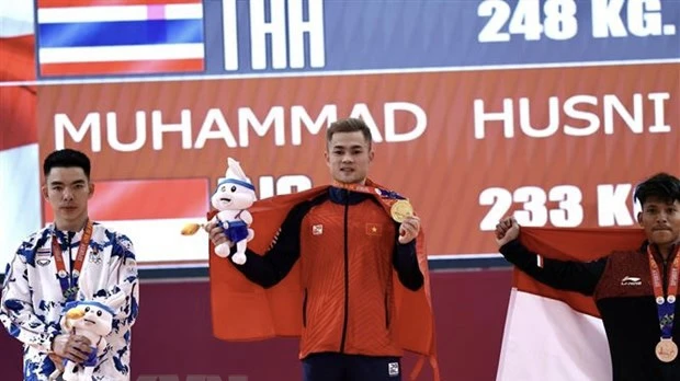 Lại Gia Thành (giữa) giành Huy chương Vàng ở hạng cân 55kg nam. (Ảnh: TTXVN)