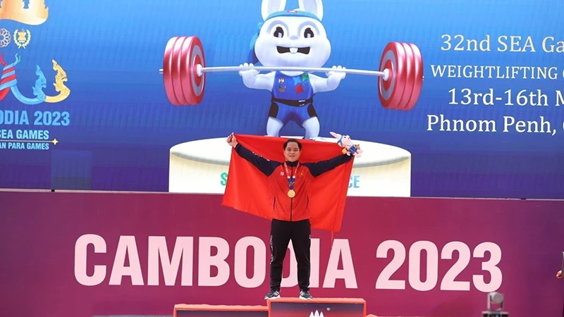 Nguyễn Quốc Toàn phá kỷ lục SEA Games, giành Huy chương Vàng môn Cử tạ hạng 89kg nam. (Ảnh: TTXVN)