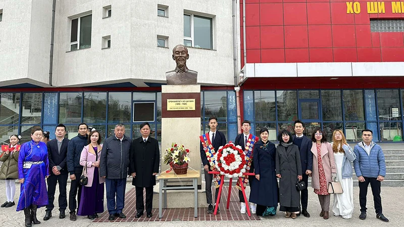 Cán bộ nhân viên Đại sứ quán, đại diện trường Hồ Chí Minh, kiều bào và du học sinh tại lễ dâng hoa.