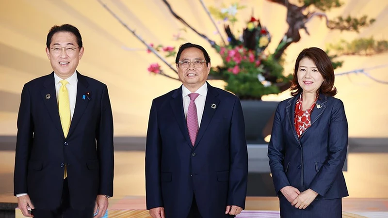 Thủ tướng Nhật Bản Kishida Fumio và Phu nhân đón Thủ tướng Phạm Minh Chính tham dự Hội nghị thượng đỉnh G7 mở rộng. 
