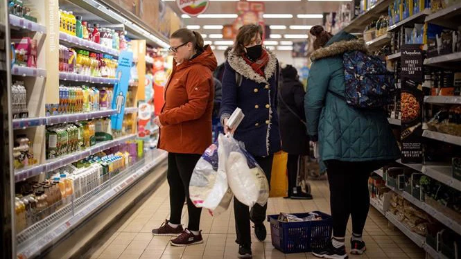 Người dân mua sắm tại một siêu thị ở Walthamstow, Anh. (Ảnh: AFP/TTXVN)