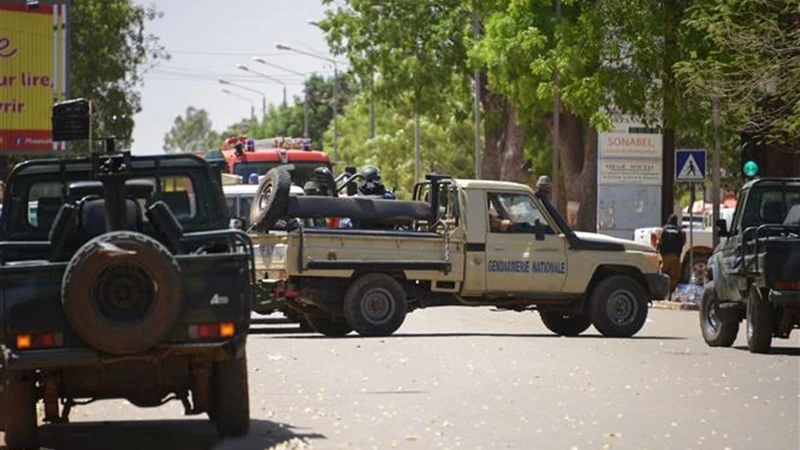 Binh sĩ Burkina Faso phong tỏa hiện trường một vụ tấn công ở Ouagadougou. (Ảnh: AFP/TTXVN)