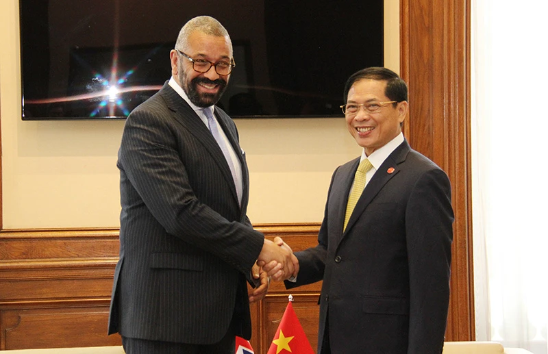 Bộ trưởng Bùi Thanh Sơn gặp Bộ trưởng Ngoại giao Anh James Cleverly. (Ảnh: KHẢI HOÀN)