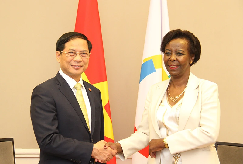 Bộ trưởng Ngoại giao Bùi Thanh Sơn và Tổng Thư ký Tổ chức Quốc tế Pháp ngữ (OIF) Louise Mushikiwabo. (Ảnh: MINH DUY)