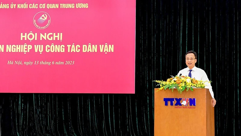 Đồng chí Lại Xuân Lâm phát biểu tại hội nghị.