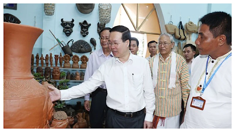 Chủ tịch nước Võ Văn Thưởng và Đoàn công tác Trung ương đến thăm Làng gốm Bàu Trúc. (Ảnh: TTXVN)