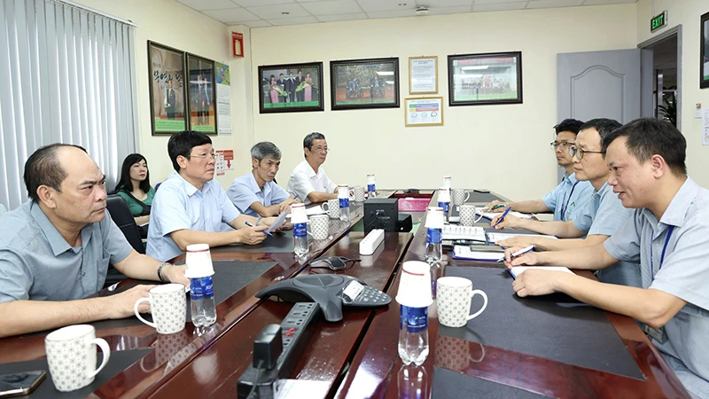 Chủ tịch Ủy ban nhân dân tỉnh Lê Duy Thành tìm hiểu nhu cầu sử dụng điện của Công ty TNHH Jahwa Vina.