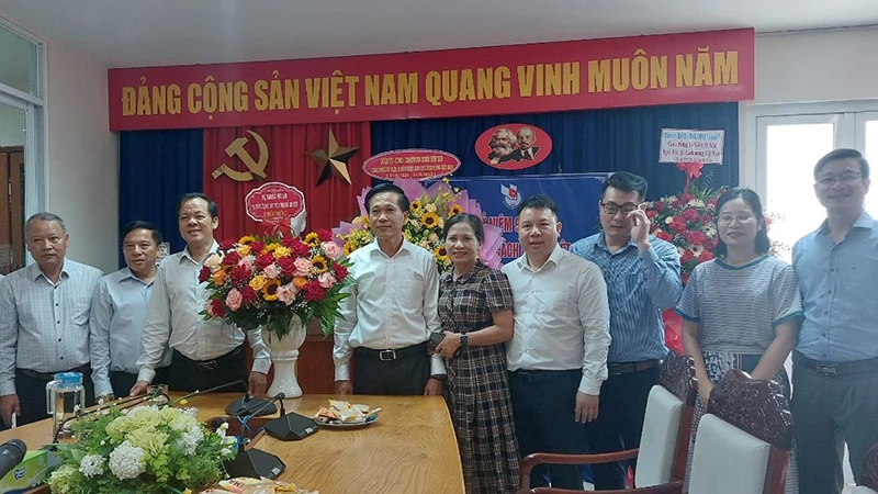 PGS, TS Hoàng Phúc Lâm và đoàn tặng hoa chúc mừng Cơ quan Thường trực Báo Nhân Dân tại Đà Nẵng.