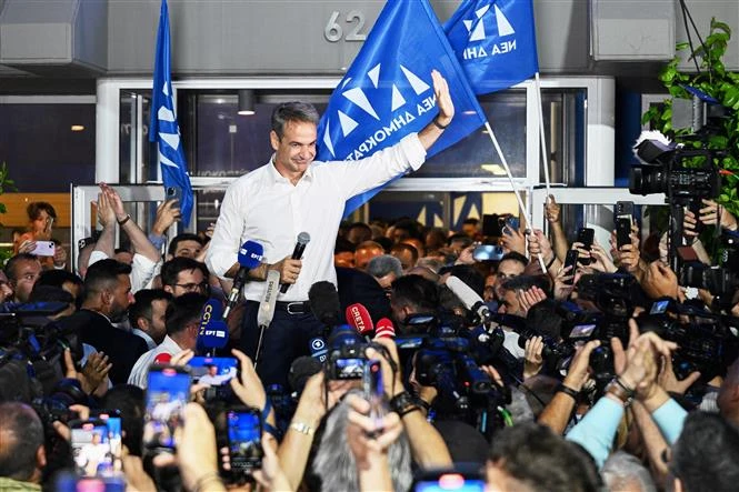 Cựu Thủ tướng Hy Lạp, lãnh đạo đảng Dân chủ mới, Kyriakos Mitsotakis bên những người ủng hộ sau khi kết quả bầu cử vòng hai được công bố, tại Athens, ngày 25/6/2023. (Ảnh: AFP/TTXVN)