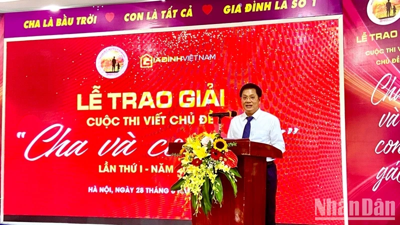 Tổng Biên tập Tạp chí Gia đình Việt Nam Hồ Minh Chiến phát biểu tại buổi lễ.