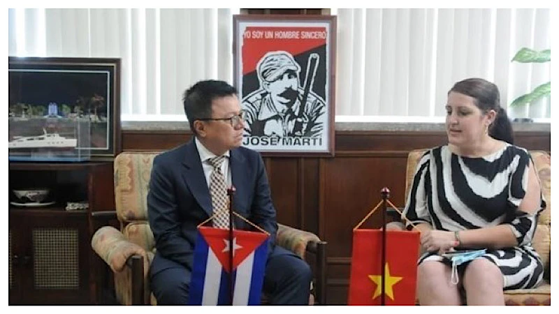 Đồng chí Lê Quốc Minh hội đàm với đồng chí Yailin Orta Rivera, Ủy viên Trung ương Đảng Cộng sản Cuba, Tổng Biên tập báo Granma. (Ảnh: Mai Phương/TTXVN)