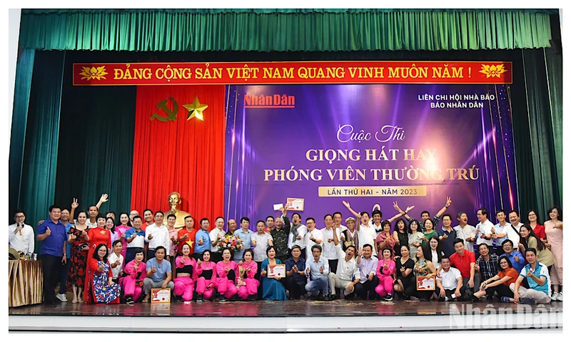Tổng Biên tập Báo Nhân Dân Lê Quốc Minh với các đại biểu và đội thi tham dự cuộc thi Giọng hát hay phóng viên thường trú lần thứ 2-năm 2023.