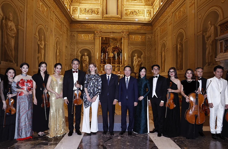 Chủ tịch nước Võ Văn Thưởng và Phu nhân cùng Tổng thống Italia Sergio Mattarella và con gái tham gia Chương trình hòa nhạc kỷ niệm 50 năm quan hệ ngoại giao Việt Nam-Italia, tối 26/7 (giờ địa phương). (Ảnh: TTXVN) 