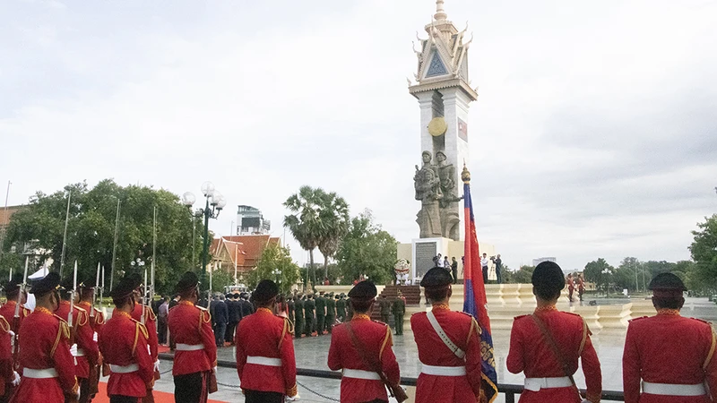 Tưởng niệm các anh hùng liệt sĩ đã hy sinh vì nền độc lập tự do của hai nước Việt Nam và Campuchia.