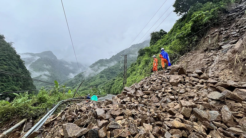 Tỉnh Sơn La cũng là địa phương chịu nhiều thiệt hại do mưa lũ và sạt lở. Công ty Điện lực Sơn La đã huy động lực lượng kiểm đếm, rà soát lưới điện để tổ chức khắc phục.