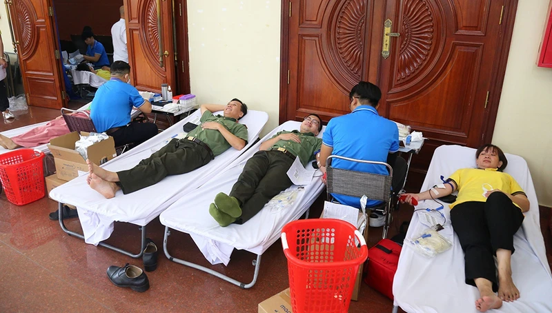 Nhiều cán bộ, chiến sĩ Công an tỉnh Bình Dương tham gia hiến máu tình nguyện.