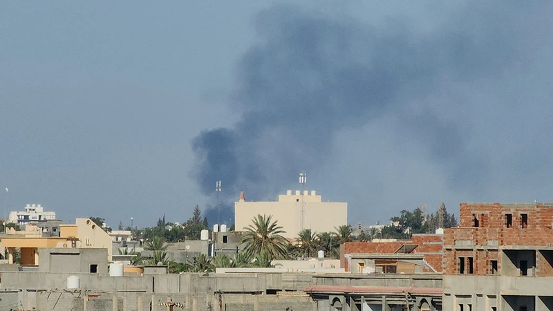 Khói bốc lên sau các cuộc đụng độ ở Tripoli, Libya, ngày 15/8/2023. (Ảnh: AFP/TTXVN)
