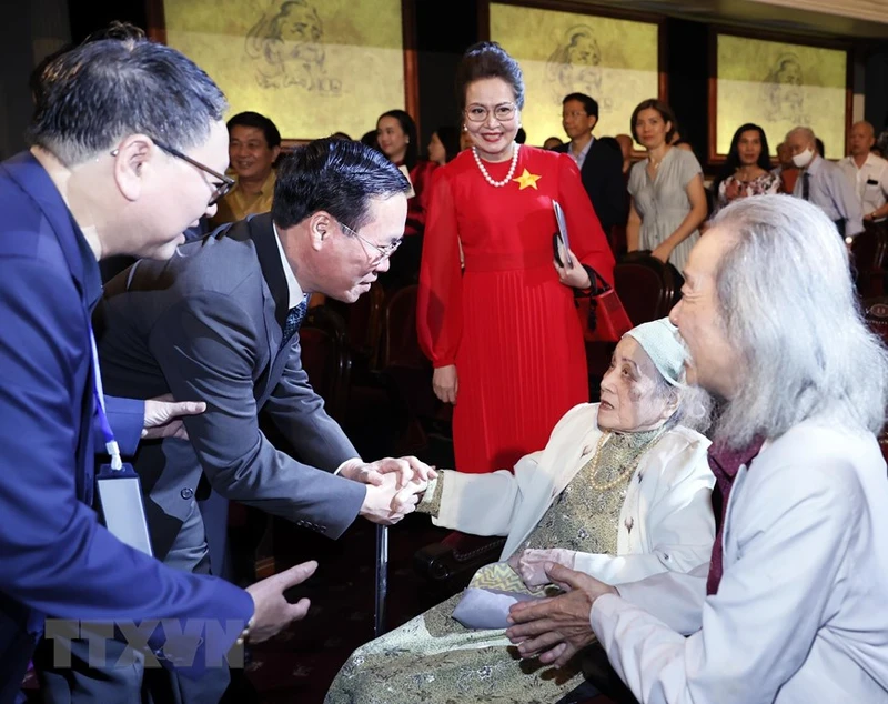 Chủ tịch nước Võ Văn Thưởng thăm hỏi bà Nghiêm Thúy Băng, vợ của Nhạc sĩ Văn Cao. 