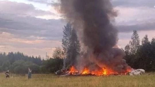 Đám cháy bùng phát tại hiện trường vụ rơi máy bay. (Ảnh: RT/TTXVN)