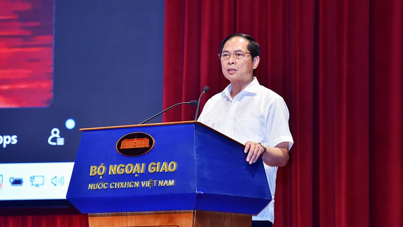 Đồng chí Bùi Thanh Sơn phát biểu tại tọa đàm.