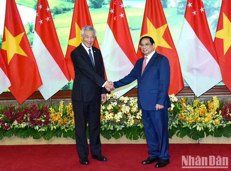 Thủ tướng Phạm Minh Chính và Thủ tướng Lý Hiển Long. (Ảnh: TRẦN HẢI)