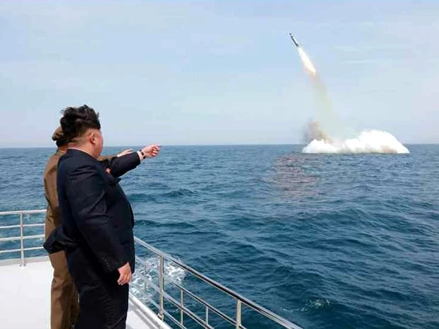 Nhà lãnh đạo Triều Tiên Kim Jong Un theo dõi một vụ phóng tên lửa đạn đạo từ tàu ngầm. (Nguồn: KCNA/TTXVN)