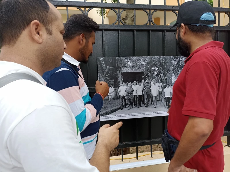 Triển lãm trưng bày 11 bức ảnh về chuyến thăm lịch sử của Chủ tịch Fidel Castro tới Việt Nam.