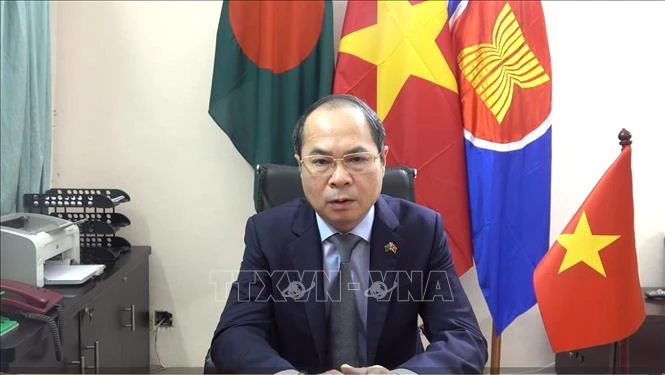 Đại sứ Việt Nam tại Bangladesh Nguyễn Mạnh Cường trả lời phỏng vấn. (Ảnh: TTXVN)