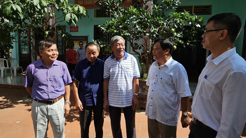 Phó Bí thư thường trực Đảng ủy phường Phú Sơn trao đổi với chi ủy, các đảng viên chi bộ Tổ dân phố Phú Thọ 1.