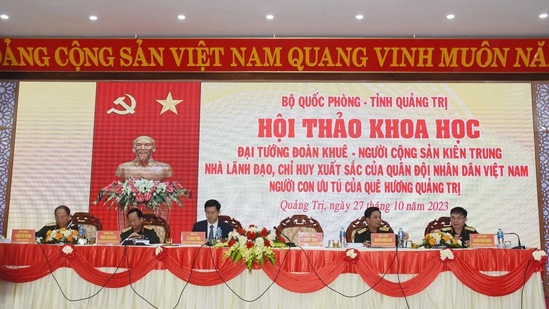 Đoàn chủ trì hội thảo.