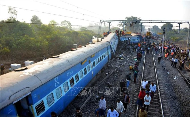 Lực lượng cứu hộ làm nhiệm vụ tại hiện trường vụ tai nạn tàu hỏa gần Kuneru, bang Andhra Pradesh (Ấn Độ). (Ảnh tư liệu: AFP/TTXVN)