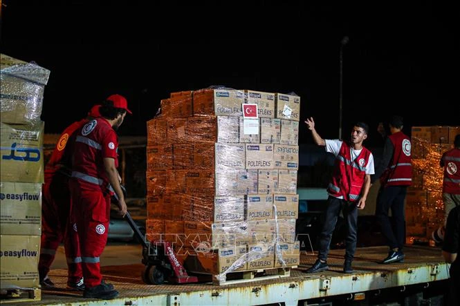 Nhân viên Hiệp hội Trăng lưỡi liềm đỏ Ai Cập vận chuyển hàng viện trợ cho Gaza tại nhà kho ở al-Arish (Ai Cập) ngày 23/10/2023. (Ảnh: THX/TTXVN)