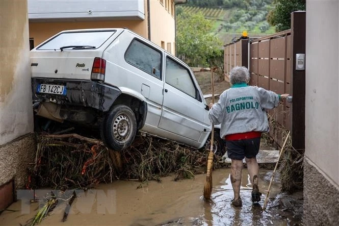 Ô-tô bị nước lũ cuốn trôi do bão Ciaran tại Montemurlo, Italy, ngày 3/11/2023. (Ảnh: AFP/TTXVN)