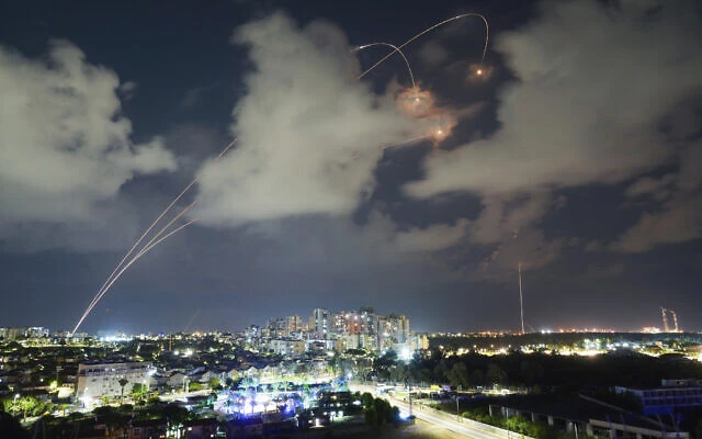 Hệ thống phòng không Iron Dome khai hỏa để đánh chặn tên lửa bắn từ Dải Gaza, ở thành phố ven biển phía nam Ashkelon, ngày 19/10/2023. (Ảnh: AP/TTXVN)