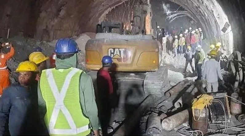 Một phần của đường hầm bị sập vào sáng 12/11, tại bang Uttarakhand, miền bắc Ấn Độ. (Nguồn: hindustantimes/TTXVN)