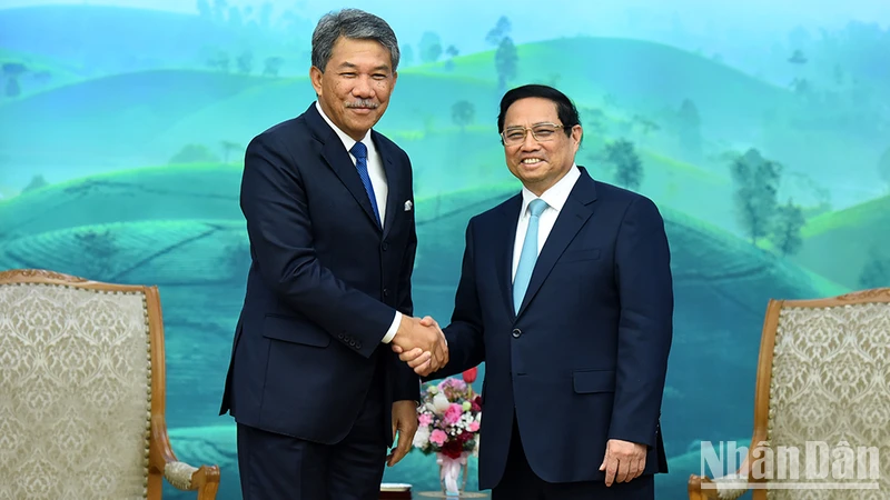 Thủ tướng Phạm Minh Chính và Bộ trưởng Quốc phòng Malaysia Dato’ Seri Utama Haji Mohamad Bin Haji Hasan. 