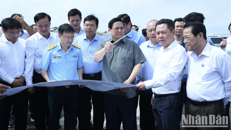 Thủ tướng Phạm Minh Chính khảo sát Cảng hàng không Cà Mau, cho ý kiến về việc cải tạo, nâng cấp và xây mới đường cất hạ cánh.