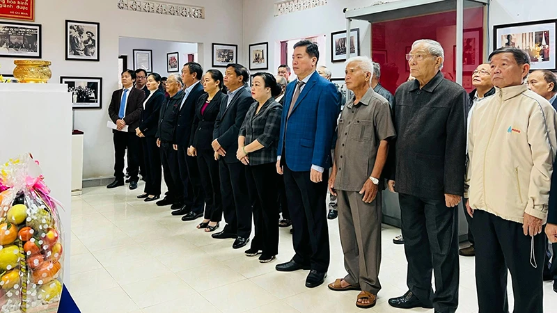 Cán bộ và nhân dân tỉnh Phú Yên tưởng niệm Luật sư, Chủ tịch Nguyễn Hữu Thọ.