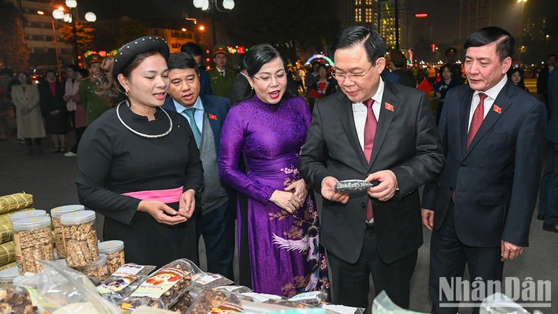 Chủ tịch Quốc hội Vương Đình Huệ và các đại biểu thăm khu trưng bày, giới thiệu sản phẩm nông nghiệp tỉnh Thái Nguyên. (Ảnh: DUY LINH)