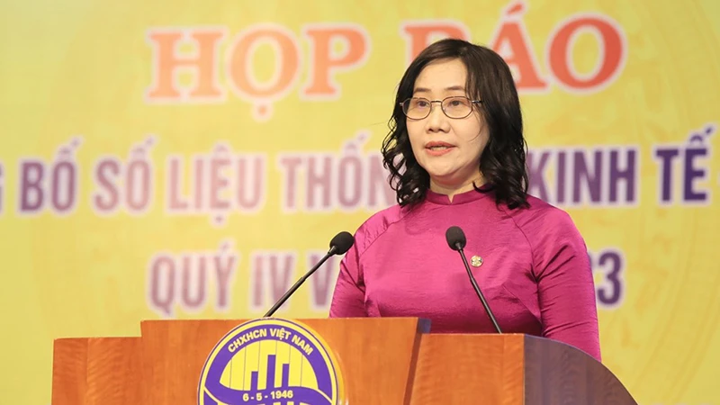 Tổng cục trưởng Thống kê Nguyễn Thị Hương tại cuộc họp báo công bố số liệu thống kê kinh tế-xã hội quý IV và năm 2023. (Ảnh: TTXVN)