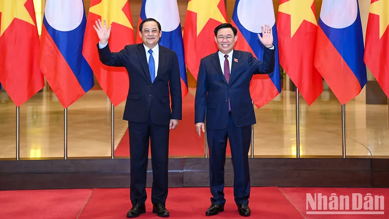 Chủ tịch Quốc hội Vương Đình Huệ và Thủ tướng Lào Sonexay Siphandone.