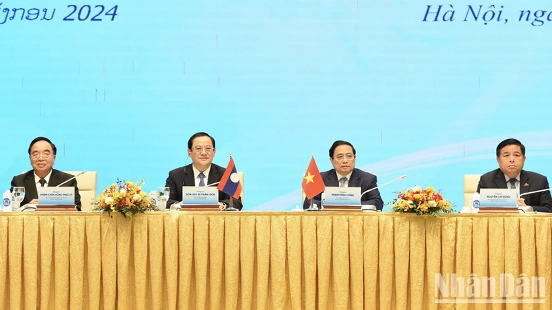 Thủ tướng Phạm Minh Chính và Thủ tướng Lào Sonexay Siphandone chủ trì Hội nghị Hợp tác đầu tư Việt Nam-Lào.